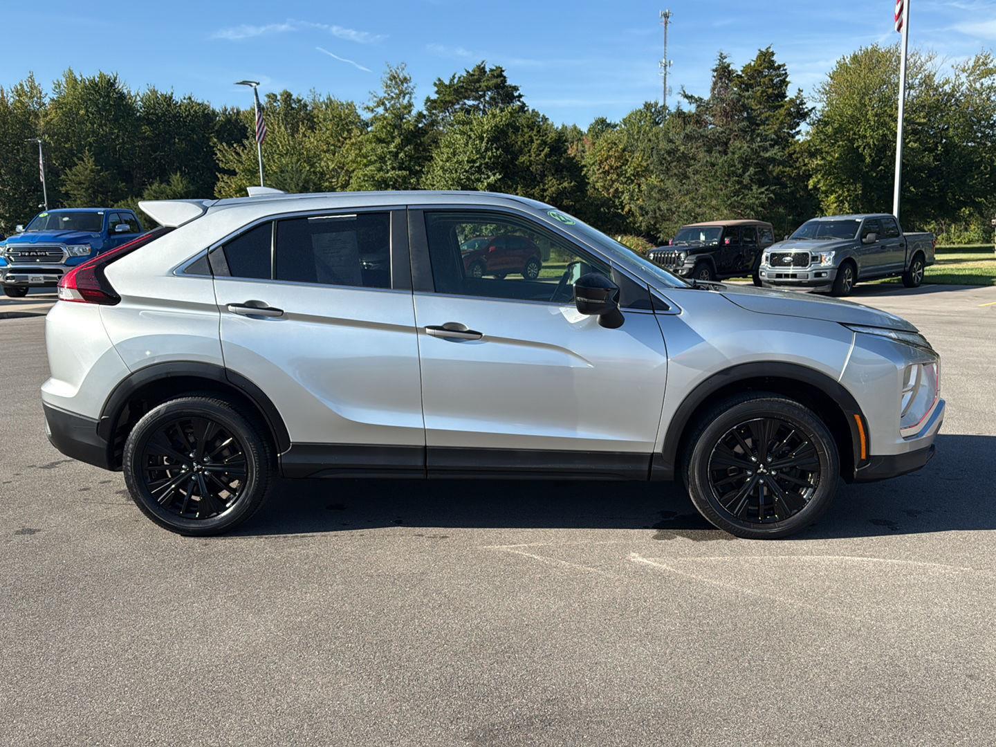 2022 Mitsubishi Eclipse Cross LE photo 4