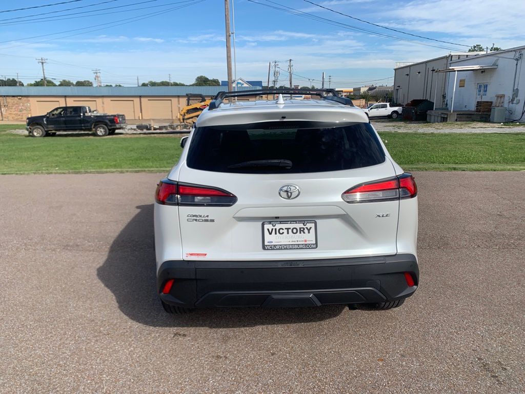 2023 Toyota Corolla Cross XLE photo 3