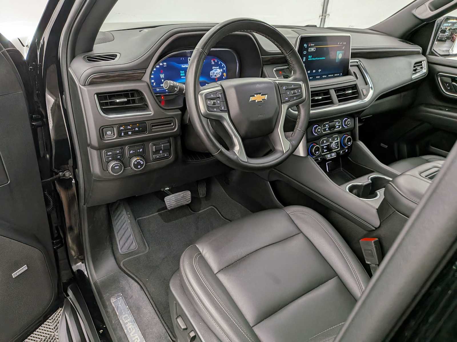 2024 Chevrolet Suburban LT photo 2