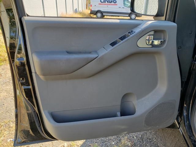 2014 Nissan Frontier SV Crew Cab photo 11
