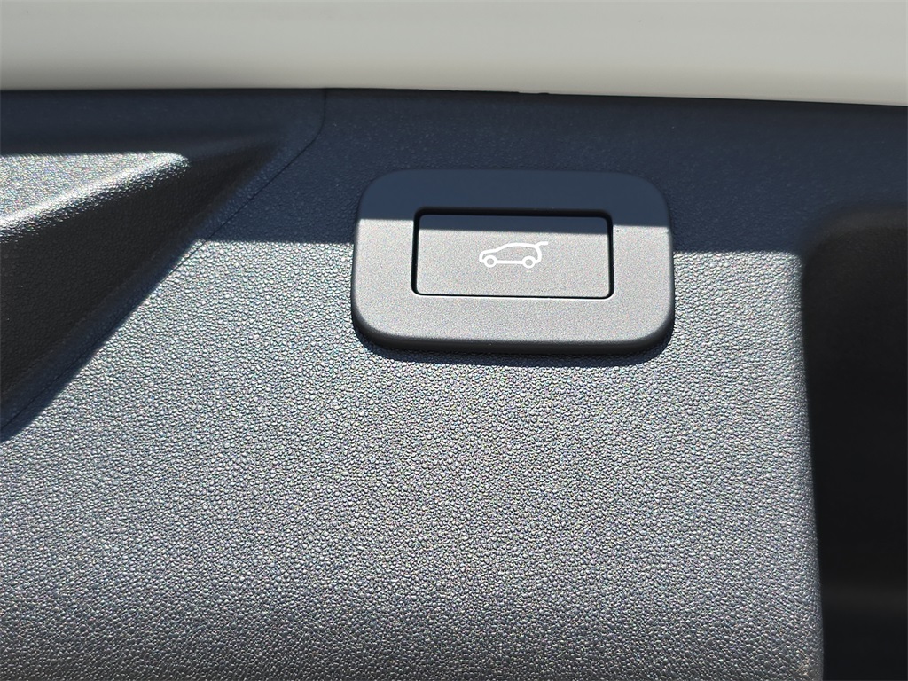 2025 Land Rover Discovery Sport SE photo 13