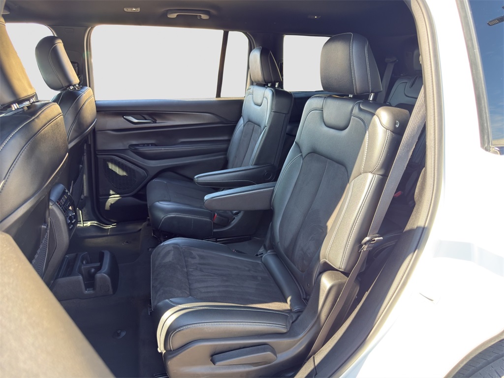 2023 Jeep Grand Cherokee Laredo Altitude photo 12