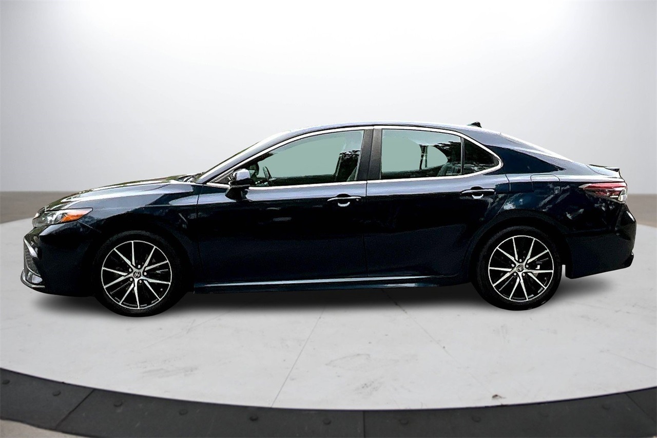 2021 Toyota Camry SE photo 2