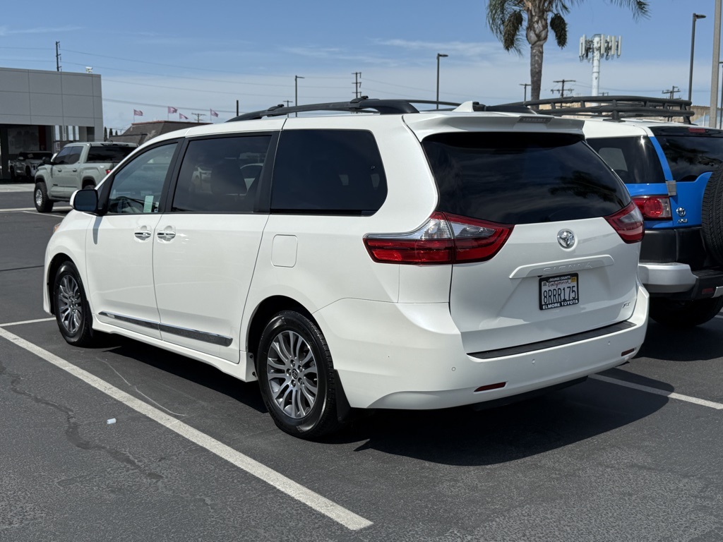 2020 Toyota Sienna XLE photo 3