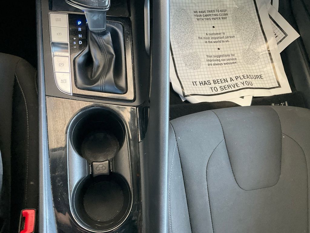 2022 Hyundai Elantra SEL photo 21
