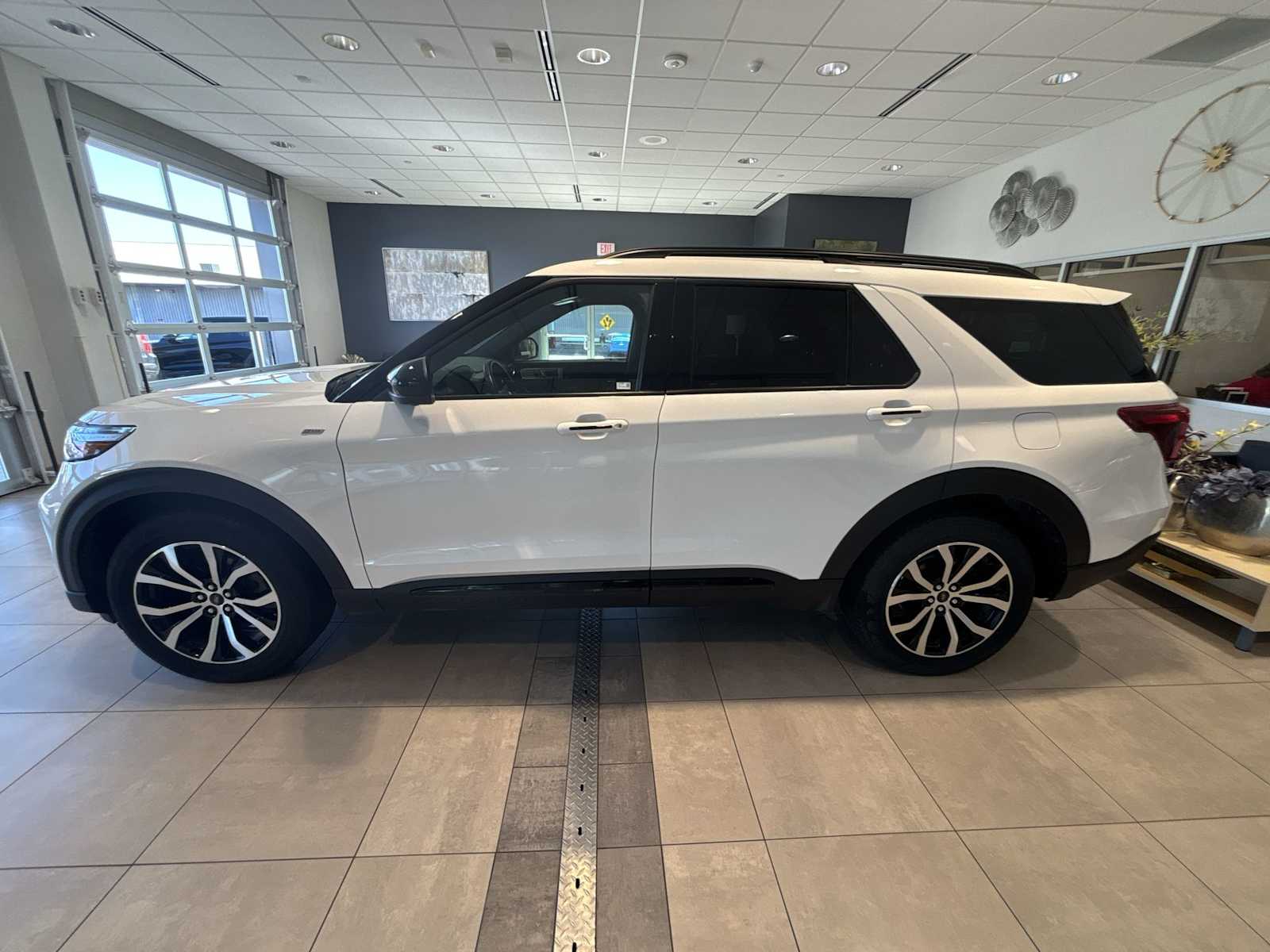 2022 Ford Explorer ST-Line photo 6