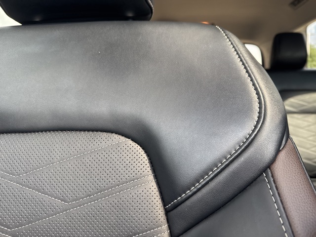 2023 Nissan Pathfinder Platinum photo 2