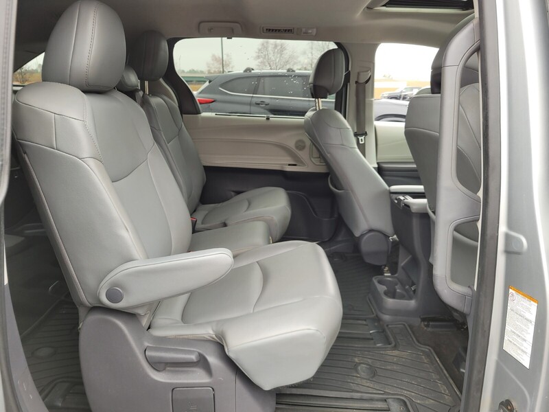 2021 Toyota Sienna XLE photo 15