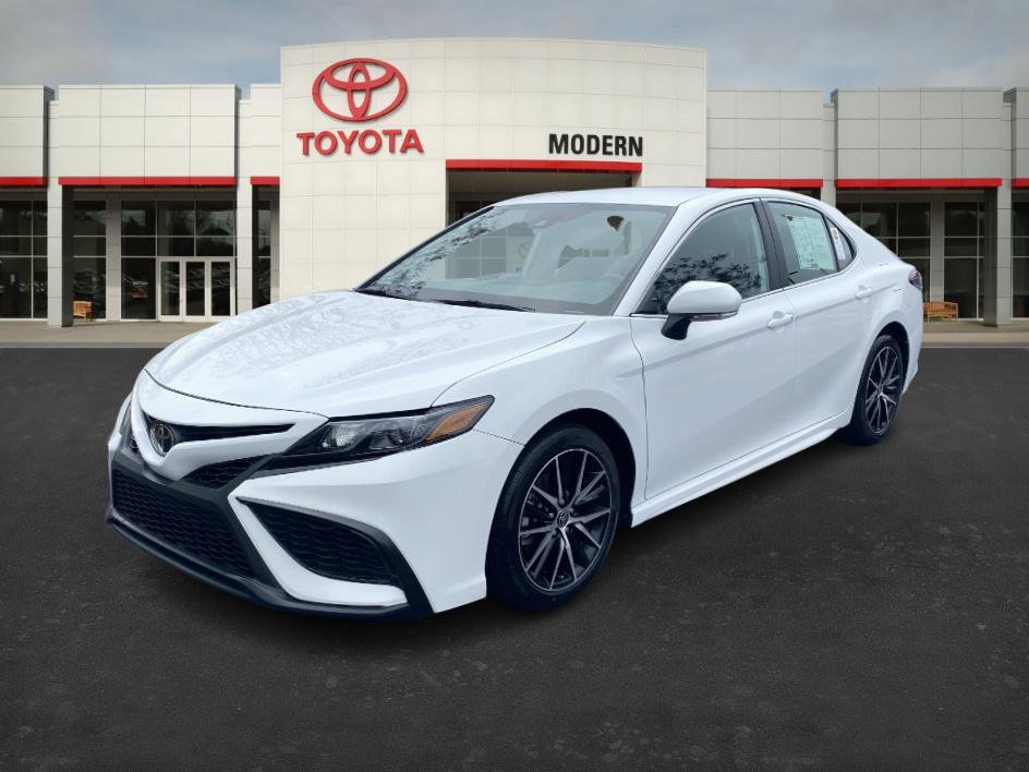 2024 Toyota Camry SE's photo