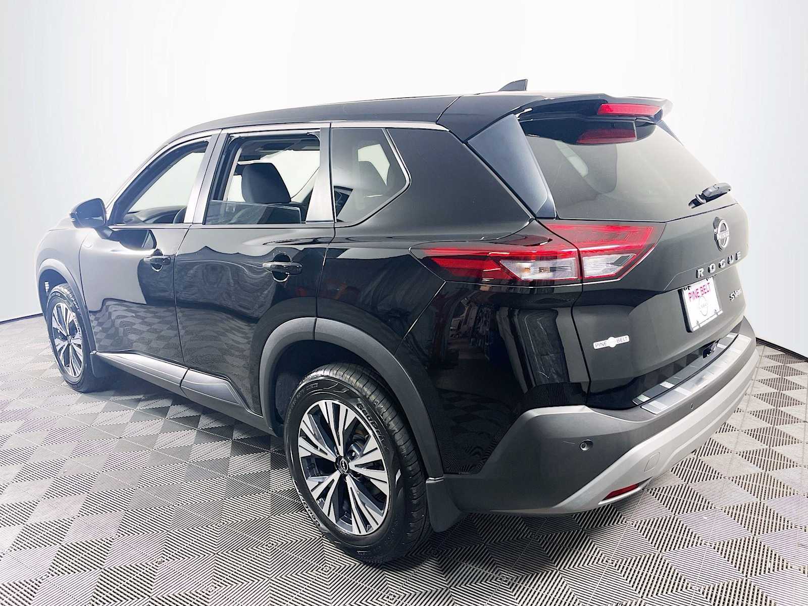 2022 Nissan Rogue SV photo 3