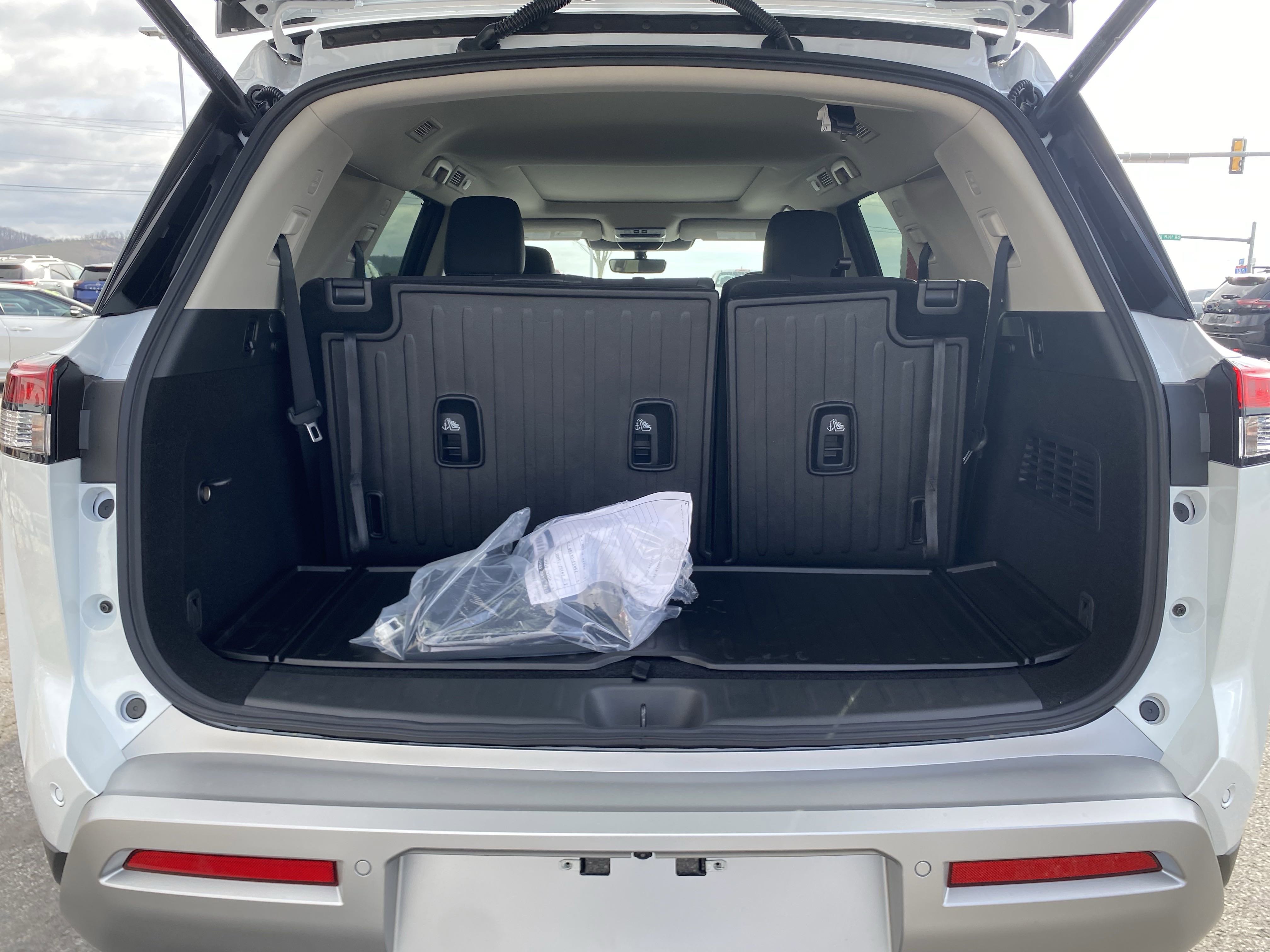 2025 Nissan Pathfinder SL photo 2