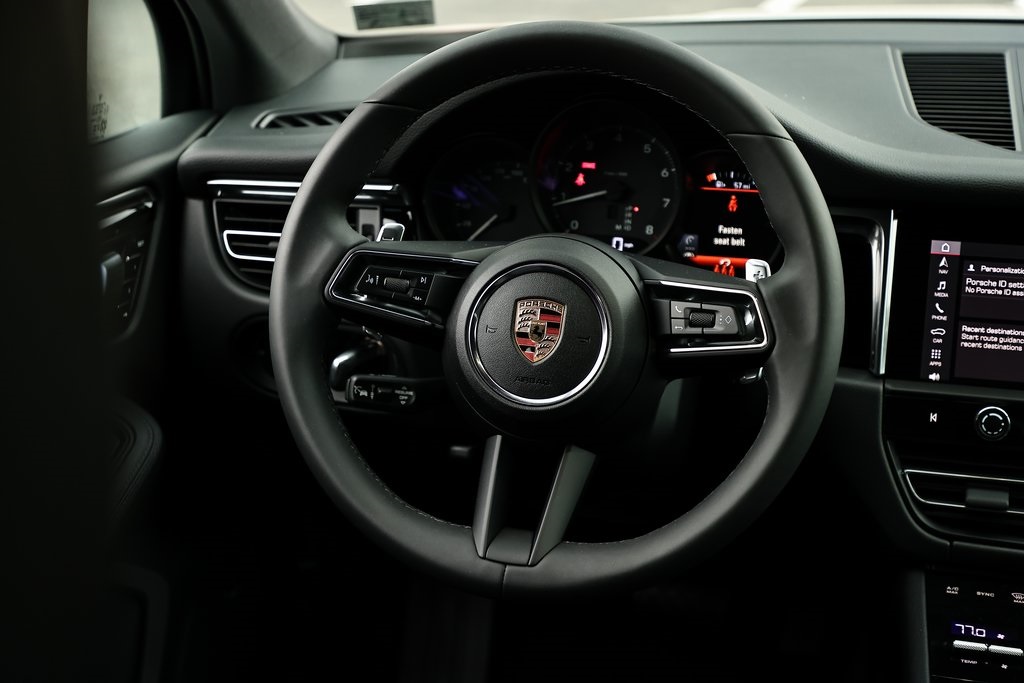 2025 Porsche Macan T photo 29