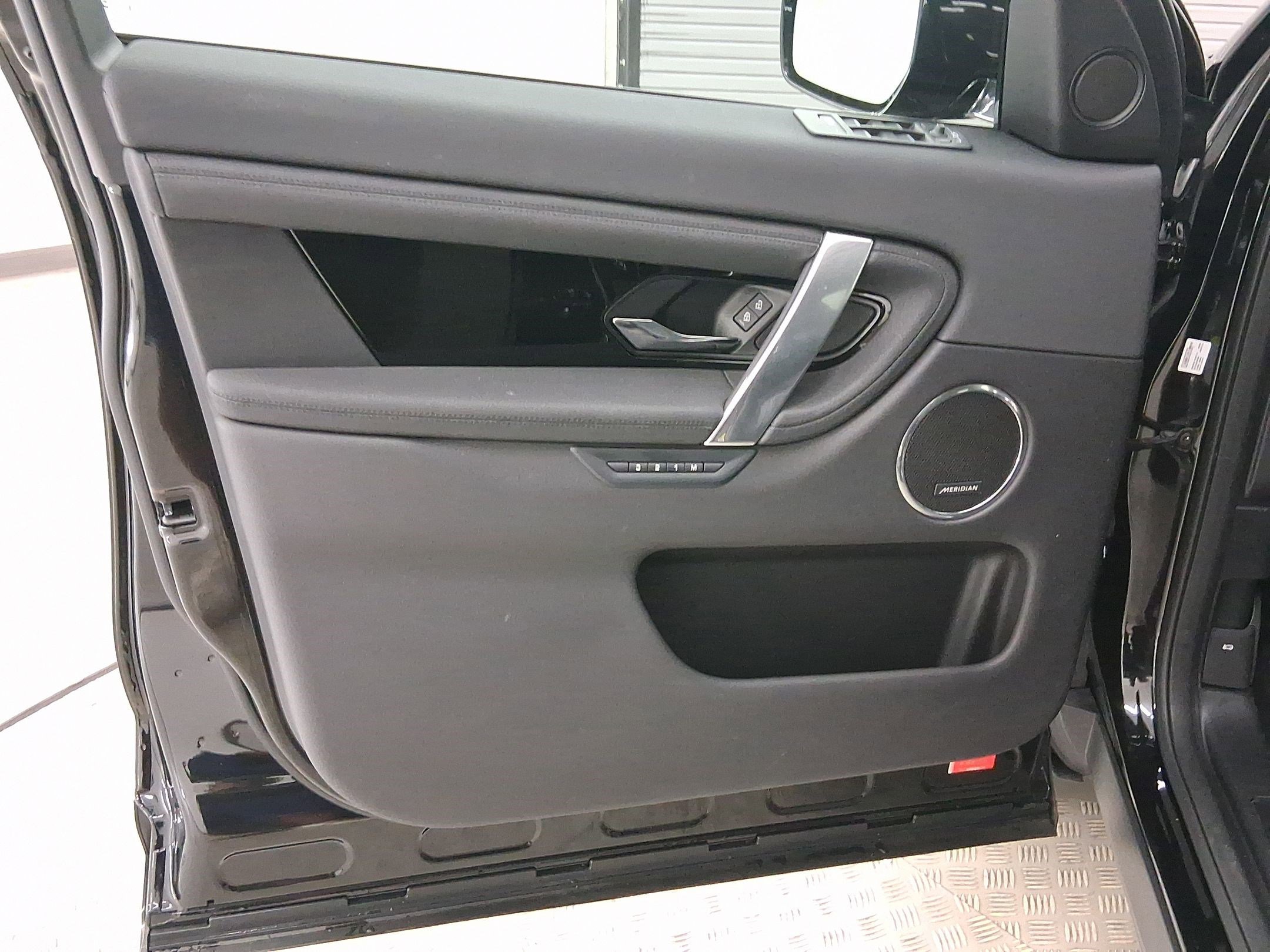 2025 Land Rover Discovery Sport S photo 14