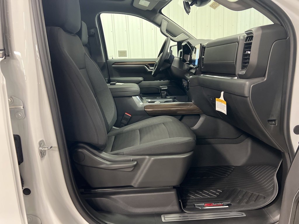 2025 Chevrolet Silverado RST photo 8