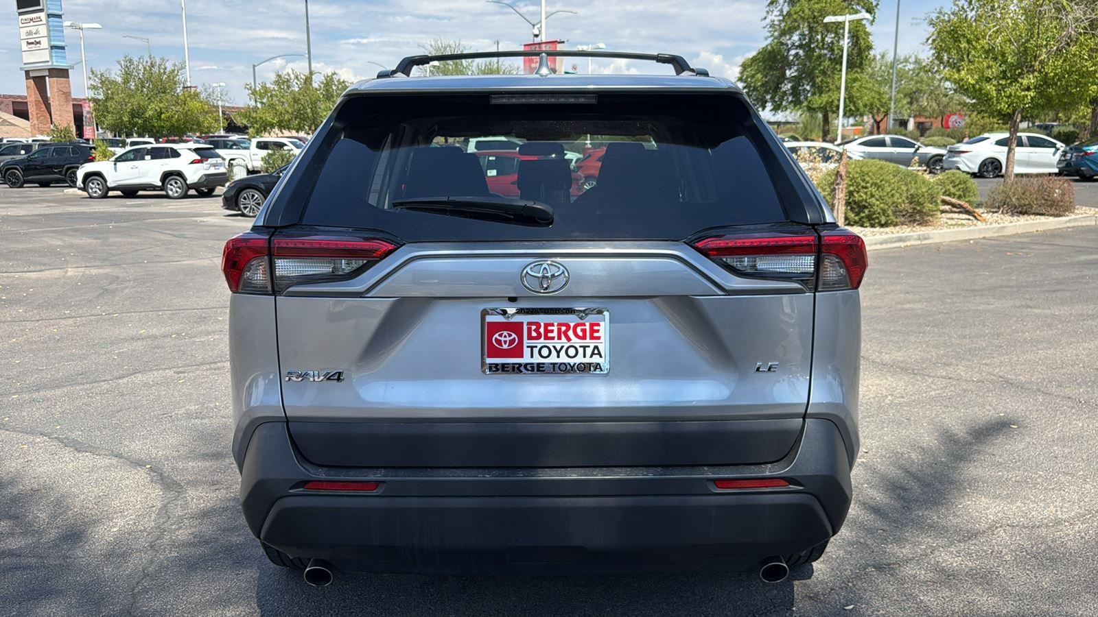 2021 Toyota RAV4 LE photo 3