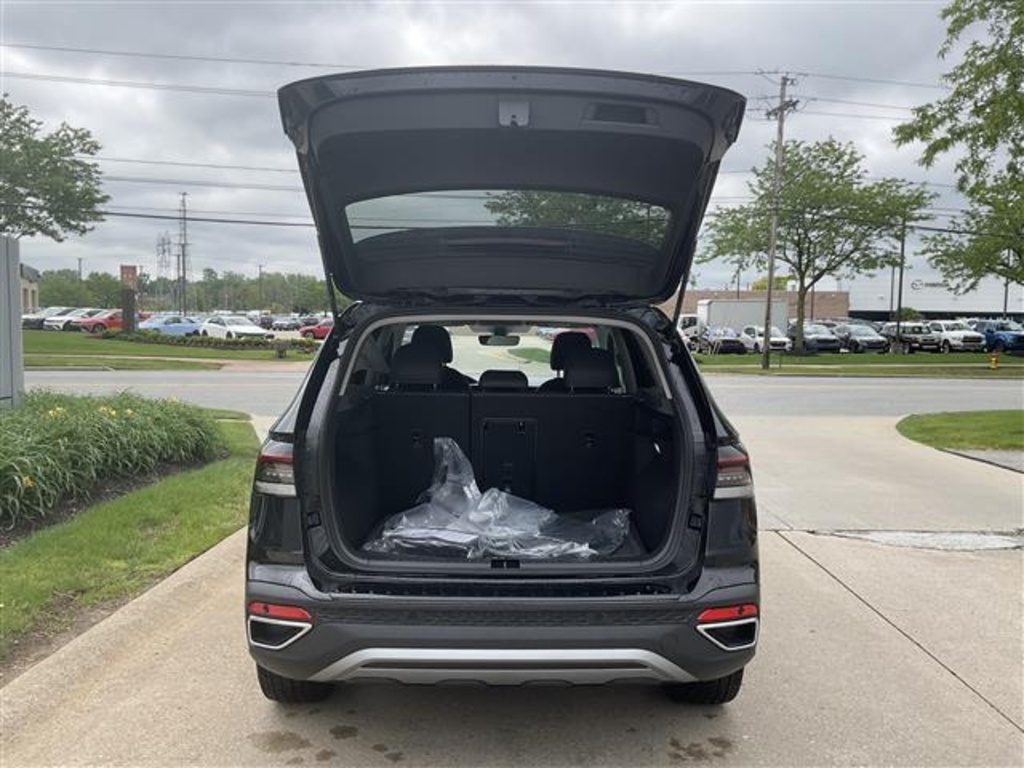 2025 Volkswagen Taos SEL photo 3