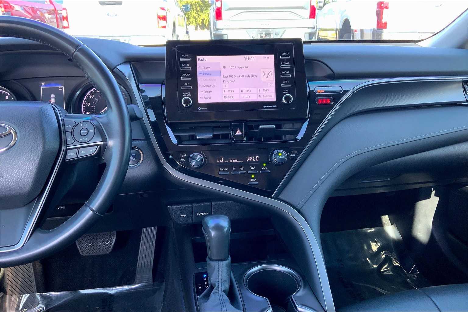 2022 Toyota Camry SE photo 6
