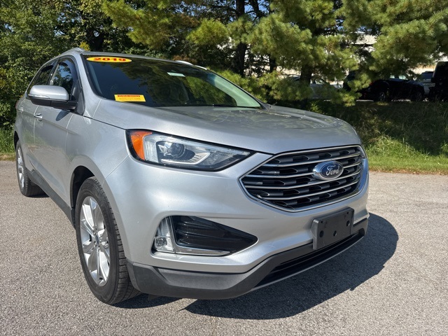 2019 Ford Edge Titanium photo 2