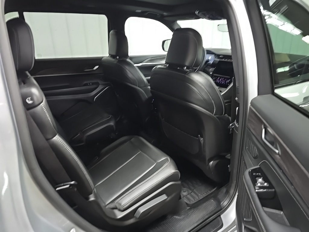 2023 Jeep Grand Cherokee Overland photo 18