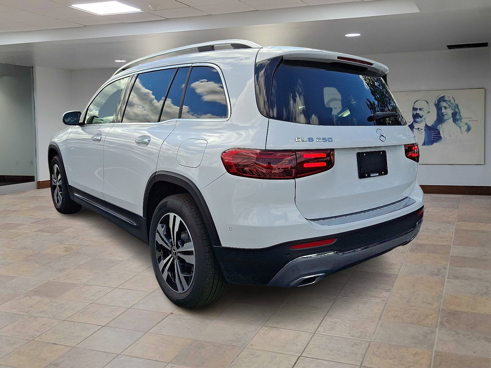 2026 Mercedes Benz GLB 250 4MATIC photo 3