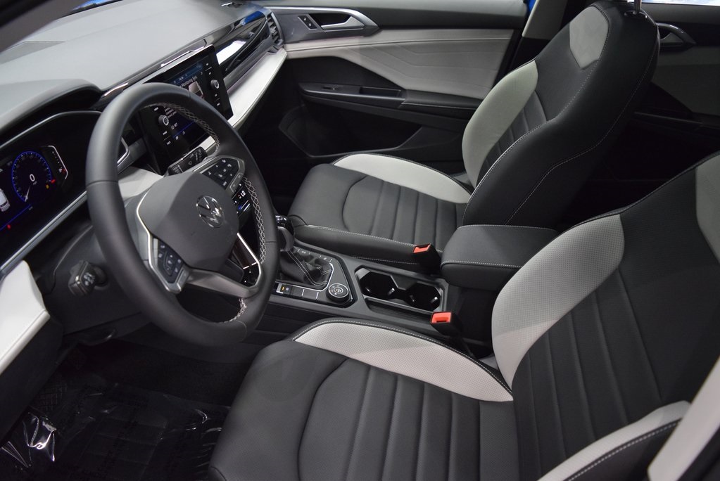 2025 Volkswagen Taos SEL photo 4