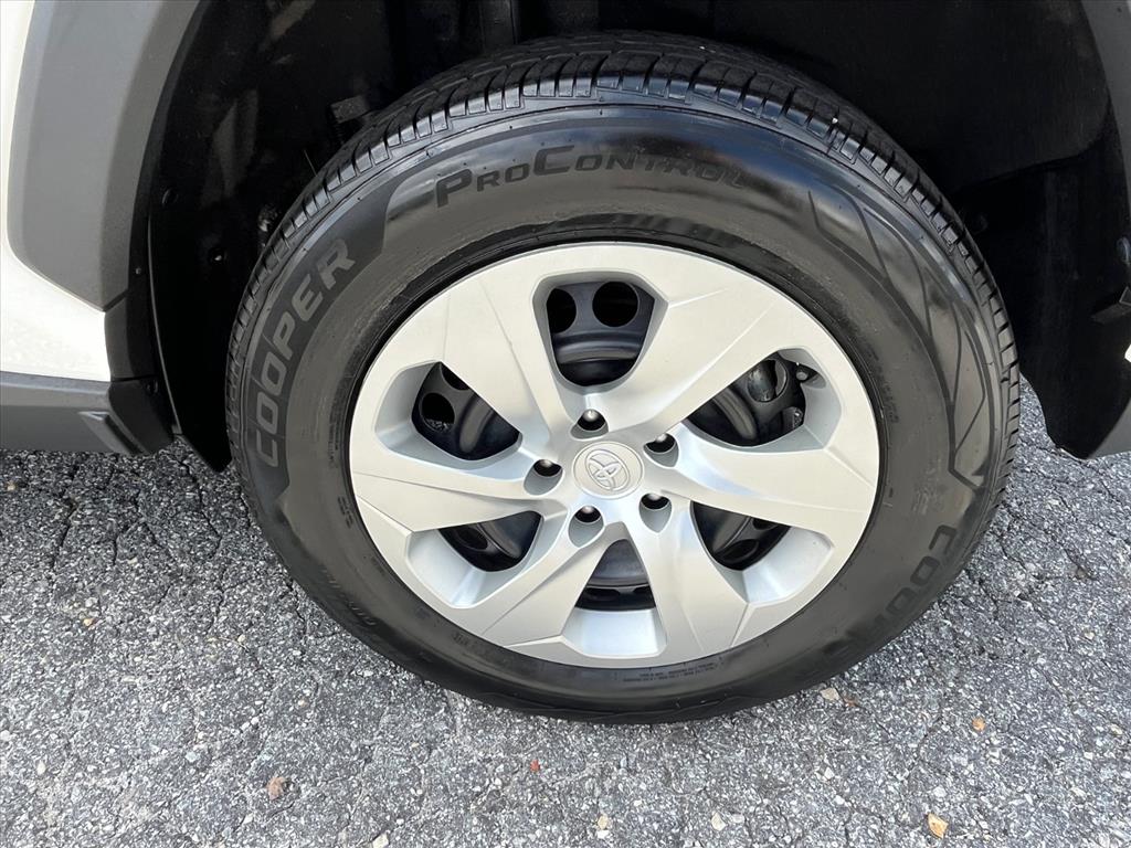 2021 Toyota RAV4 LE photo 20