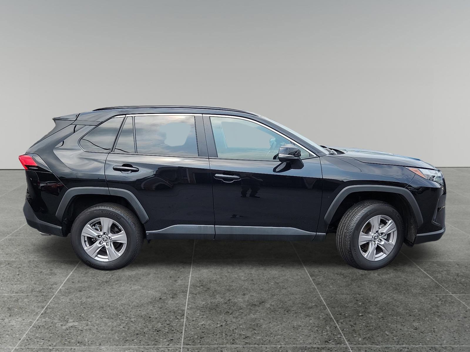 2025 Toyota RAV4 XLE photo 8