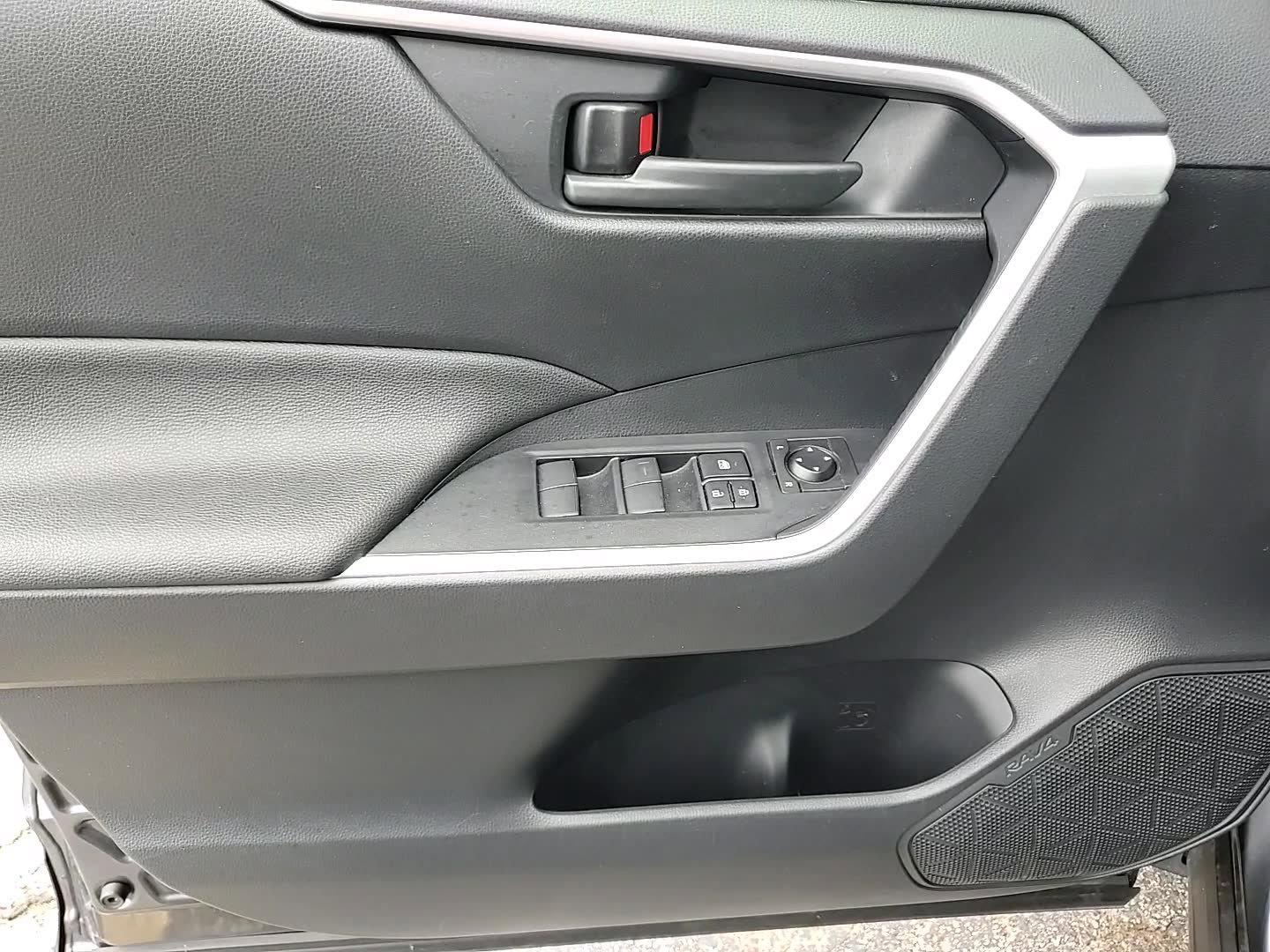 2023 Toyota RAV4 LE photo 10