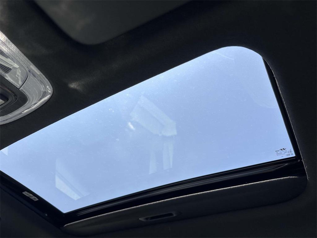 2025 Hyundai Elantra Hybrid Limited photo 4