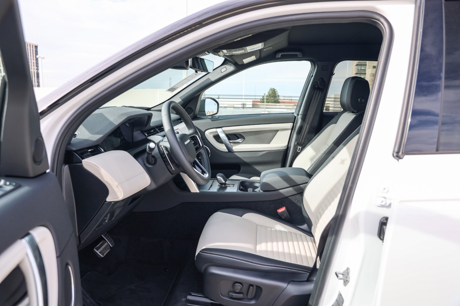 2025 Land Rover Discovery Sport Dynamic SE photo 17