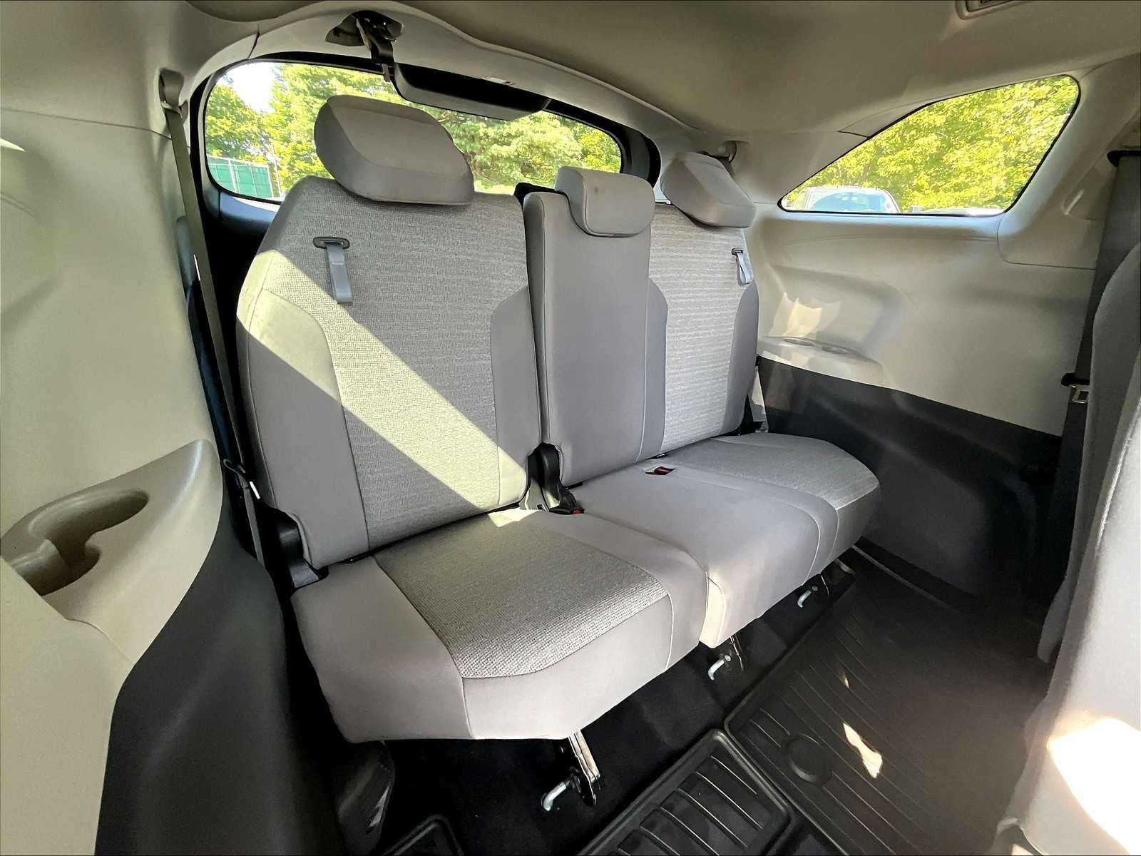 2023 Toyota Sienna LE photo 16