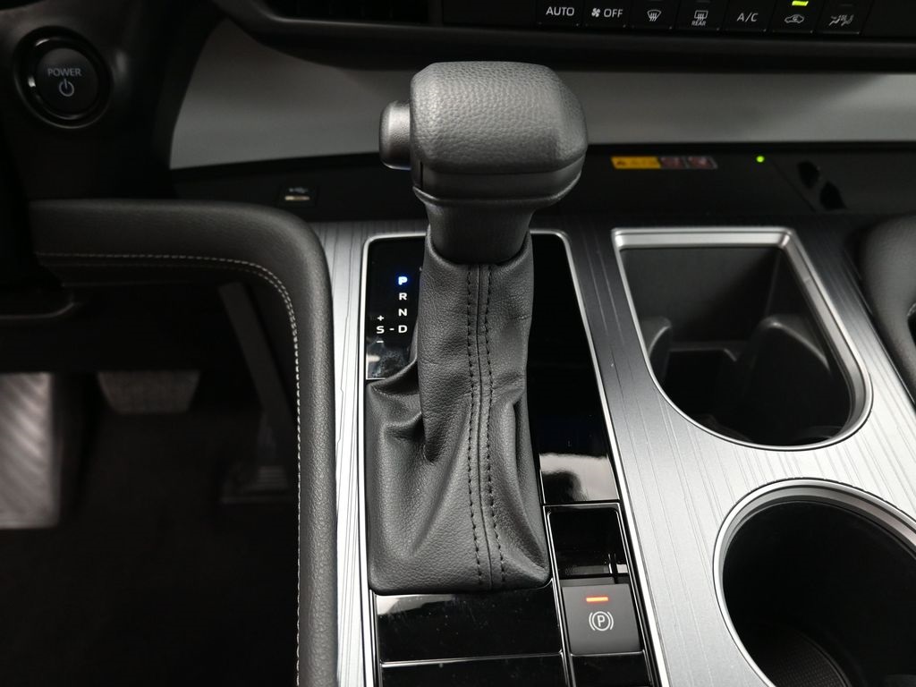 2025 Toyota Sienna LE photo 24