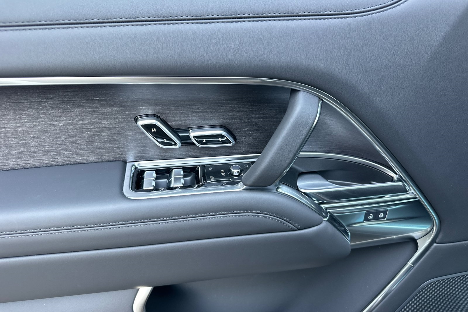 2025 Land Rover Range Rover SE photo 11
