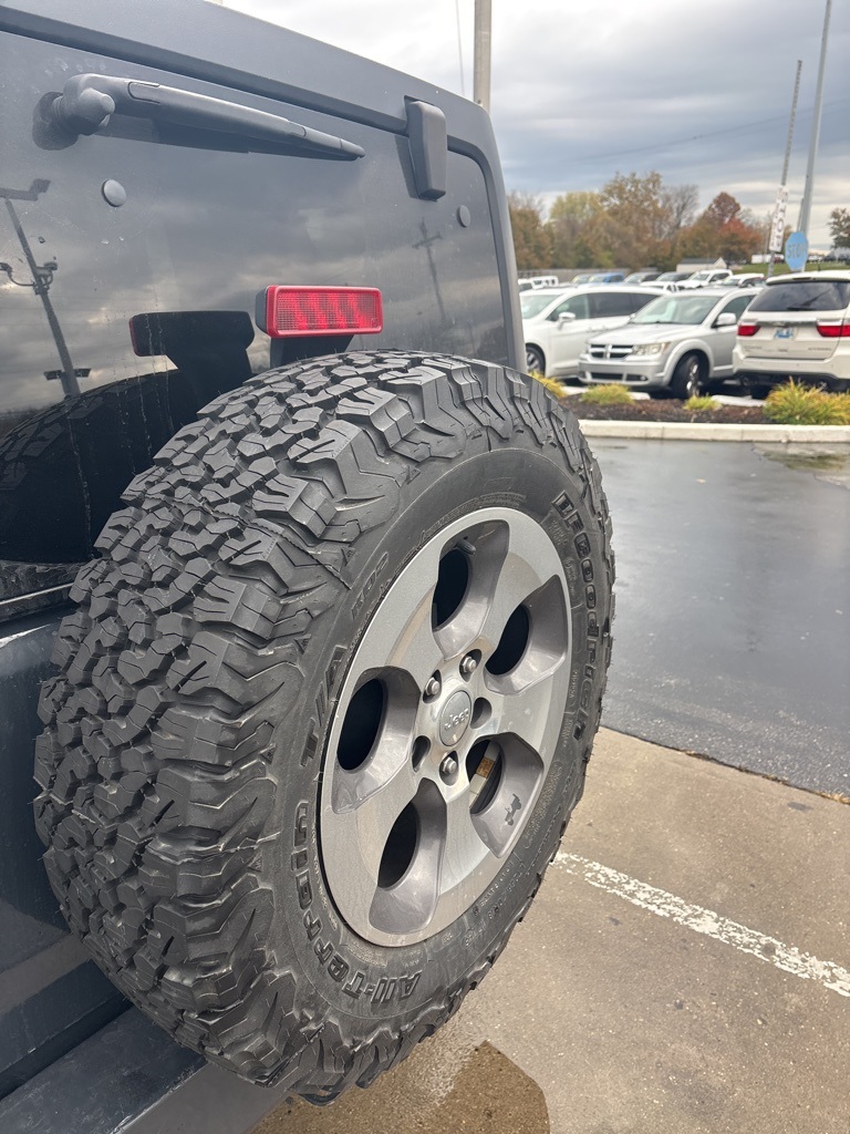 2017 Jeep Wrangler Unlimited Sahara photo 2