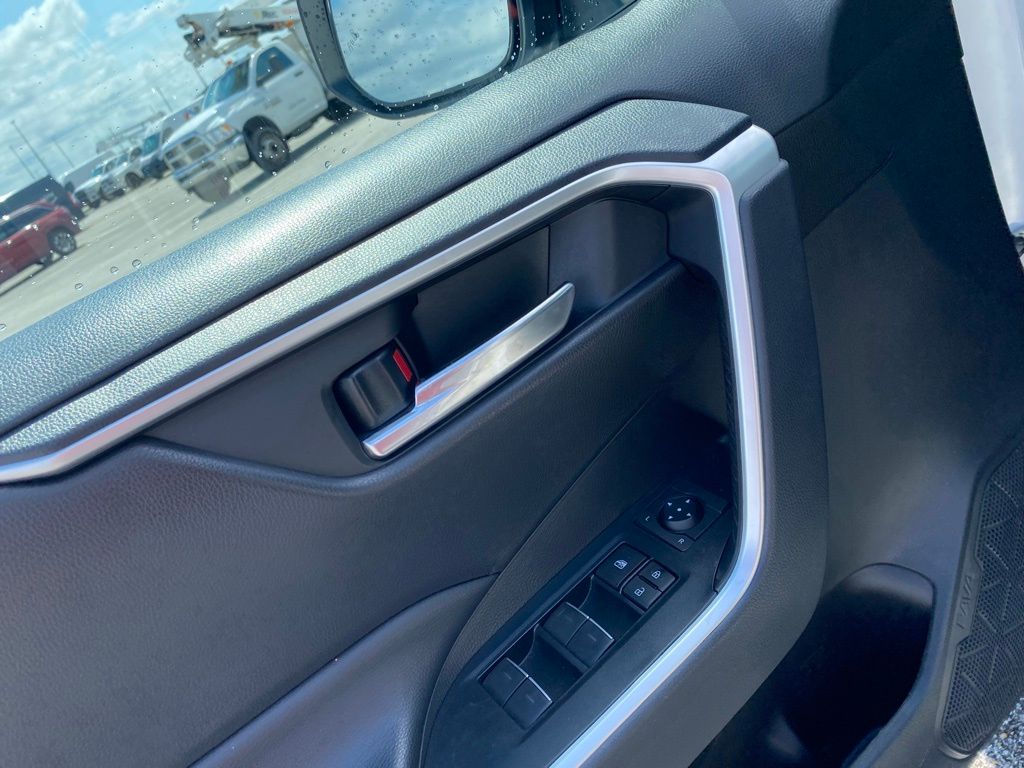 2022 Toyota RAV4 XLE photo 9