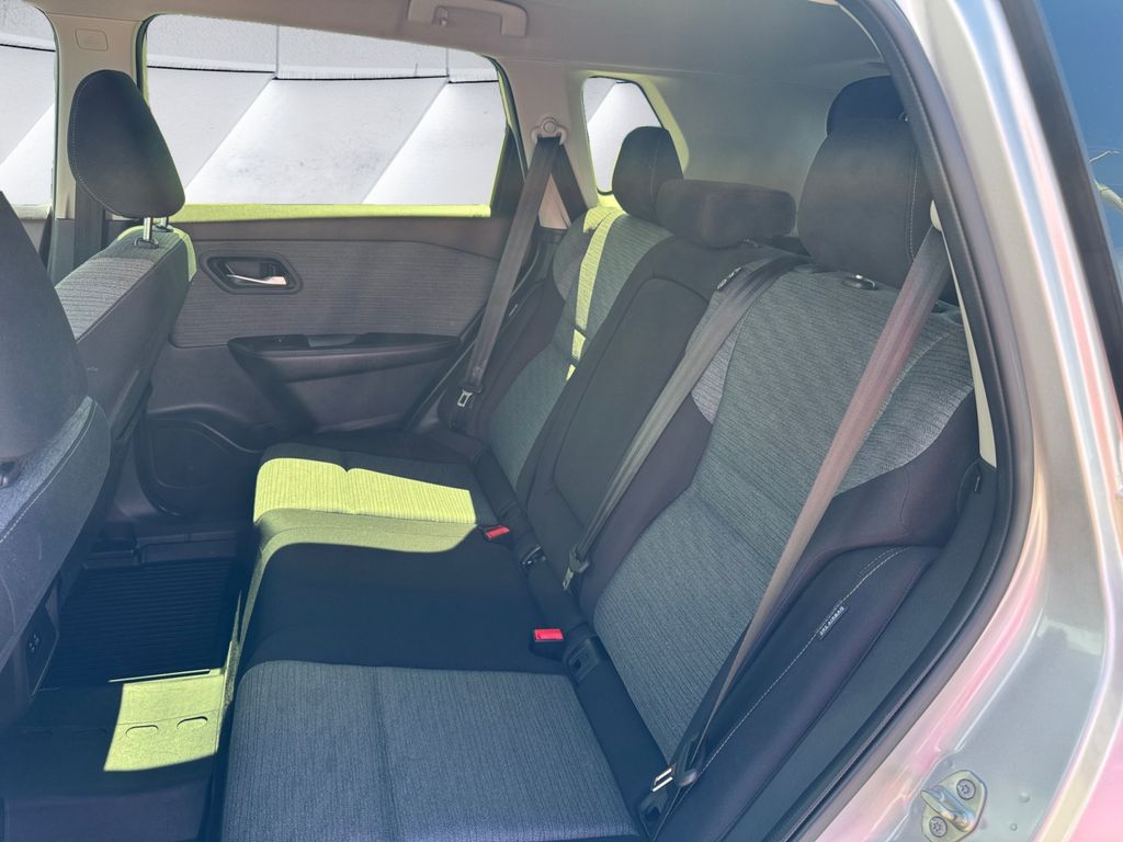 2023 Nissan Rogue SV photo 16