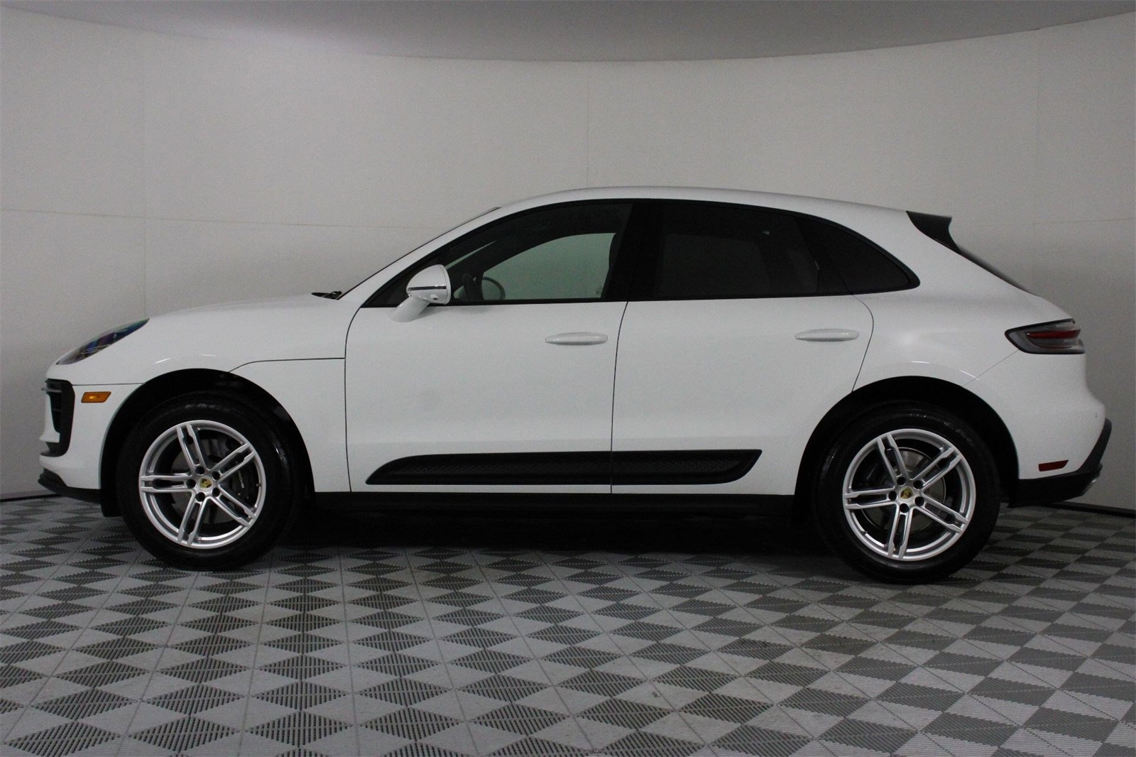 2025 Porsche Macan photo 2