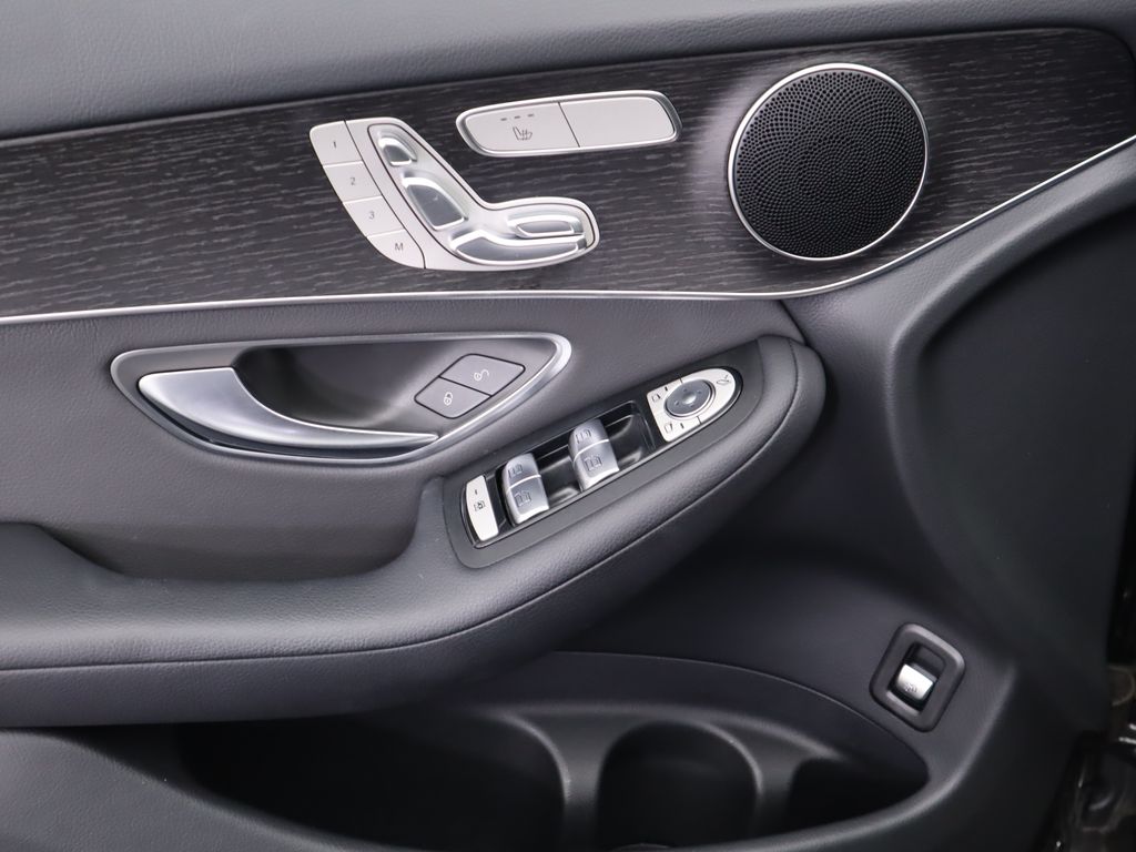 2022 Mercedes Benz GLC 300 photo 22