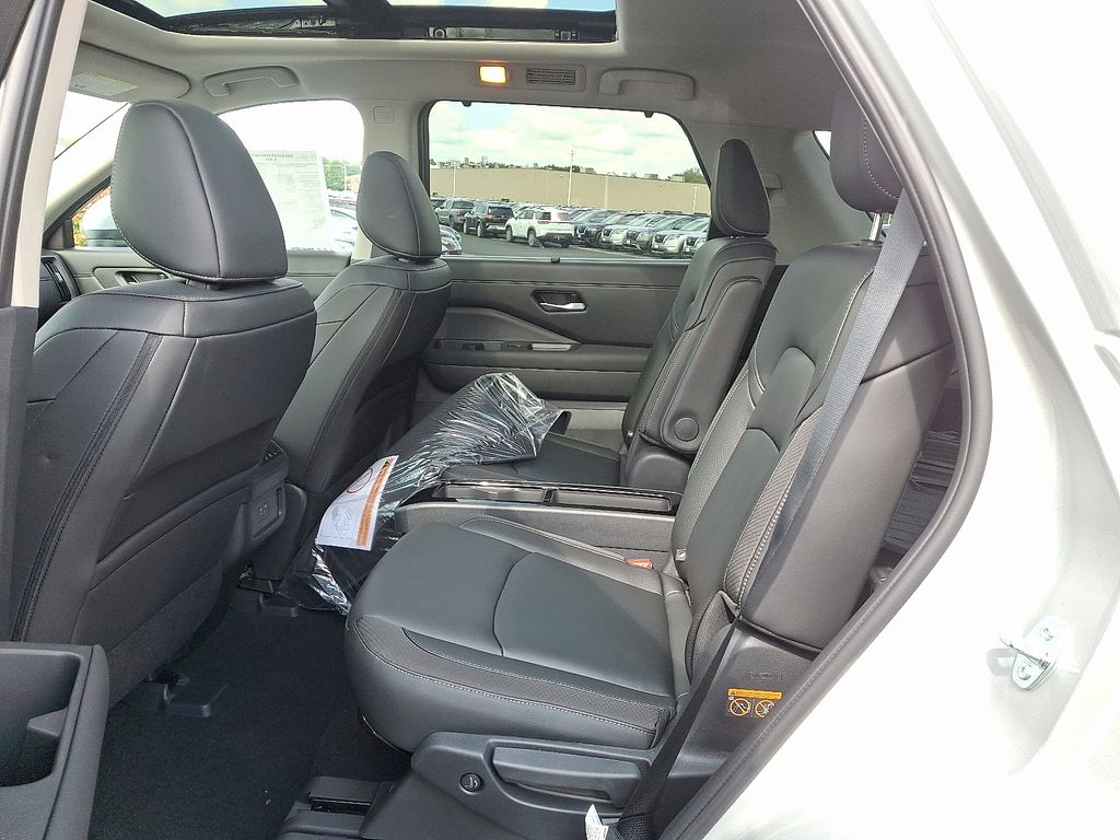 2025 Nissan Pathfinder SL photo 4