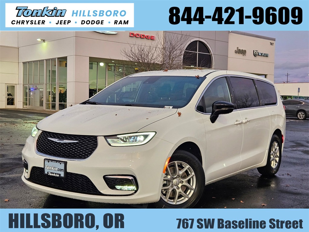 2026 Chrysler Pacifica Select's photo