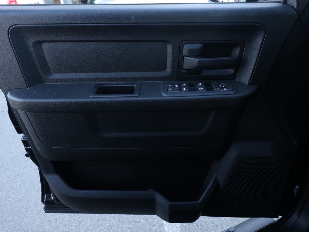 New 2026 Diamond Black Crystal Pearl-Coat Exterior Paint RAM Tradesman image 21