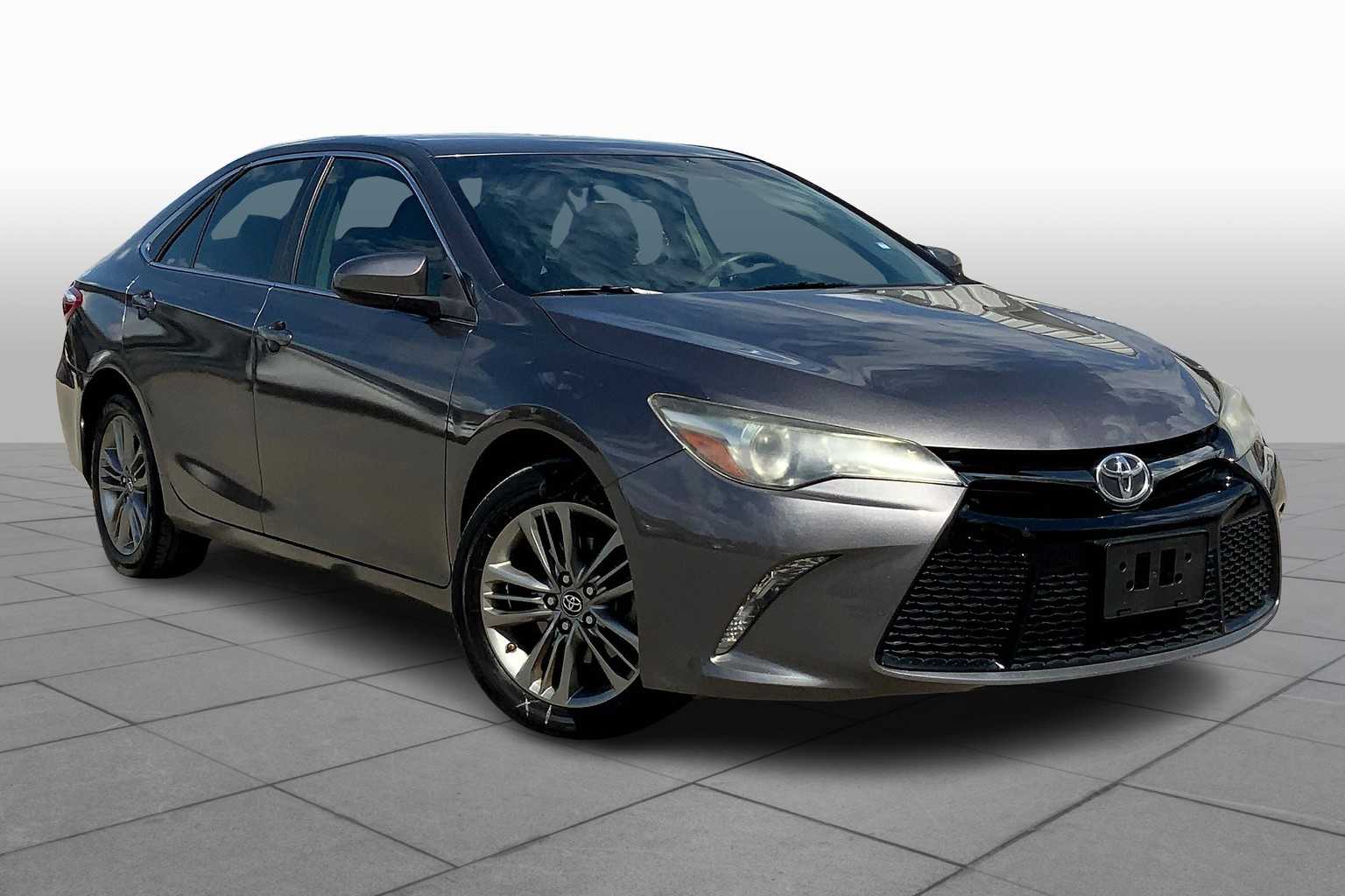 2017 Toyota Camry SE photo 2