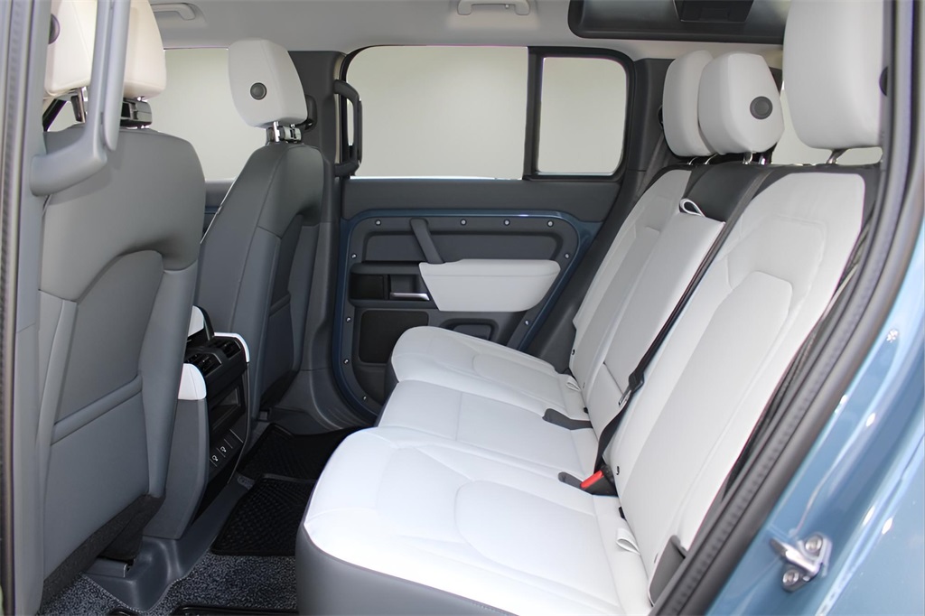 2025 Land Rover Defender 110 S photo 12