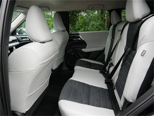 2025 Mitsubishi Outlander SE photo 4
