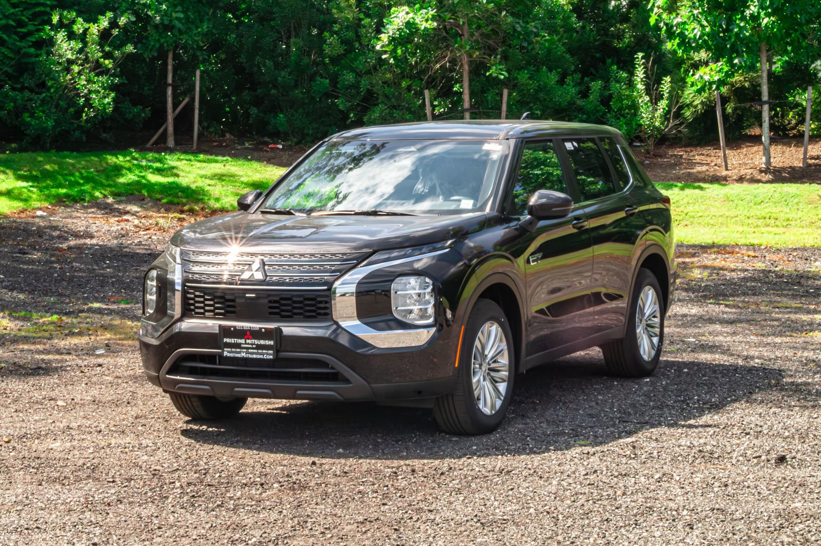 2025 Mitsubishi Outlander Plug-in Hybrid ES's photo