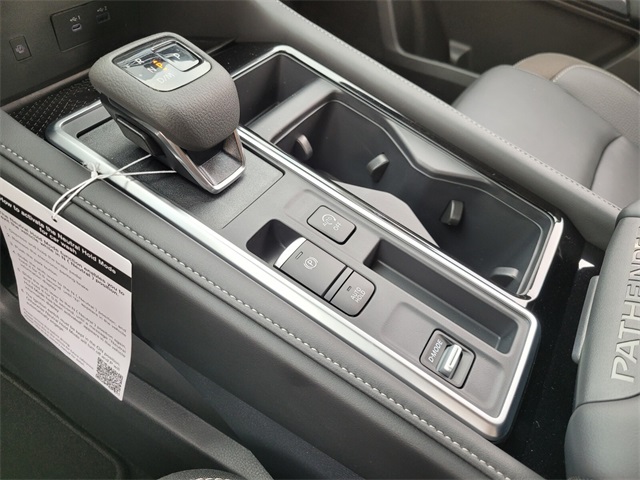 2025 Nissan Pathfinder SL photo 16
