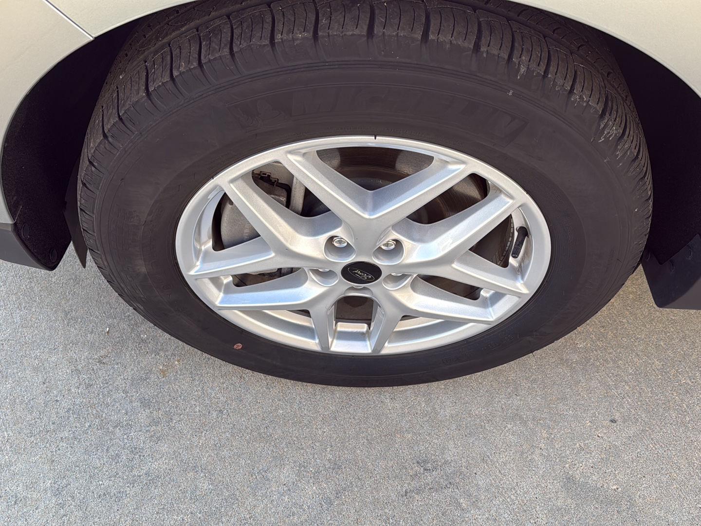 2024 Ford Edge SEL photo 2