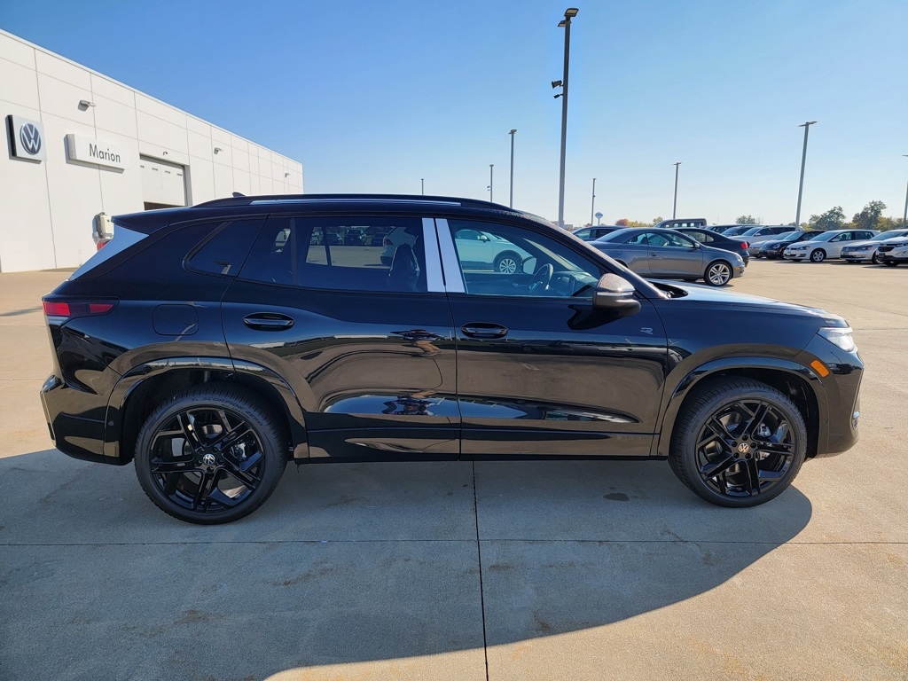 2026 Volkswagen Tiguan SE R-Line Black photo 2