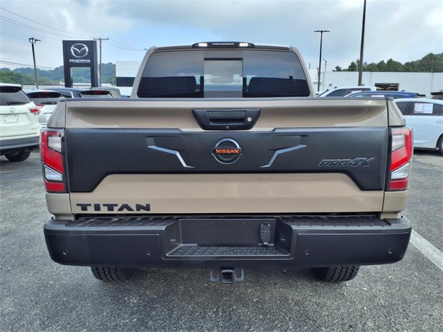 2021 Nissan Titan Crew Cab PRO-4X photo 4