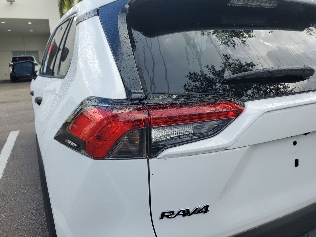 2025 Toyota RAV4 Hybrid XLE photo 12